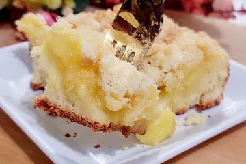 Delícia de torta alemã de maçã com massa macia e crocante cobertura doce