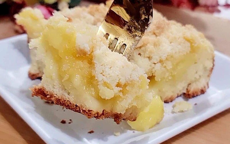 Delícia de torta alemã de maçã com massa macia e crocante cobertura doce