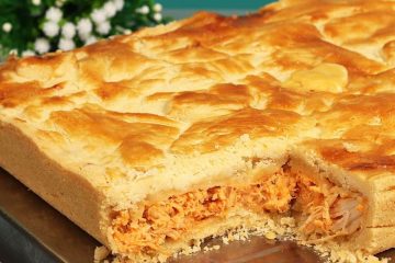 Empadão de frango cremoso em versão família: uma massa irresistivelmente derretida