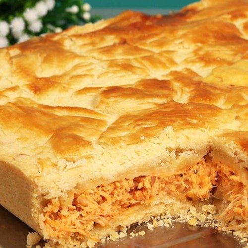 Empadão de frango cremoso em versão família: uma massa irresistivelmente derretida