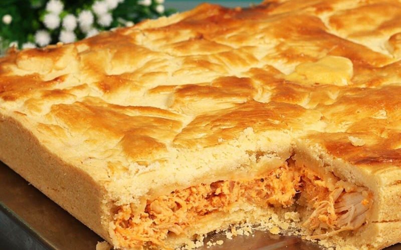Empadão de frango cremoso em versão família: uma massa irresistivelmente derretida