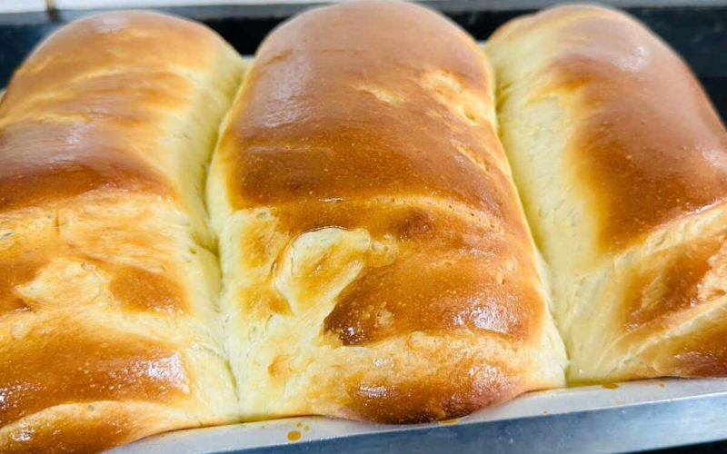 Delicioso pão caseiro com creme de leite: a receita que vai deixar seu café ainda mais especial!