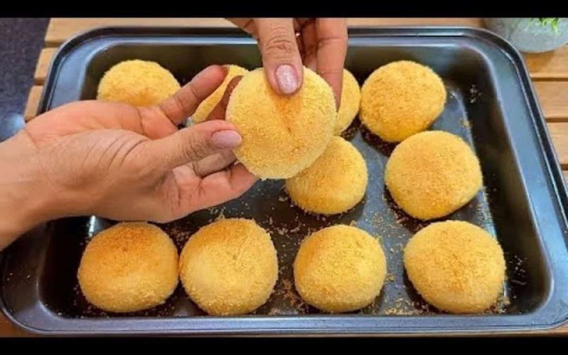Deliciosos pães de queijo crocantes com flocão de milho: uma explosão de sabor e maciez!