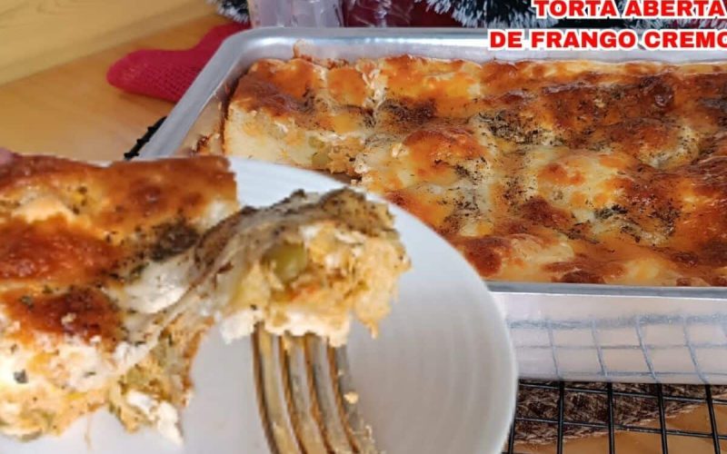 Deliciosa torta aberta de frango com recheio super cremoso e massa leve e aerada