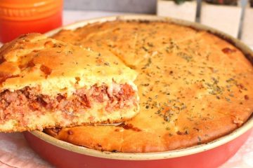 Deliciosa torta de calabresa com queijo cremoso e massa leve preparada no liquidificador
