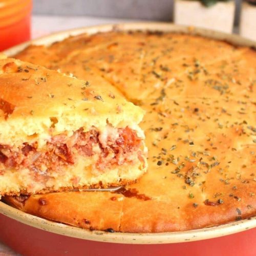 Deliciosa torta de calabresa com queijo cremoso e massa leve preparada no liquidificador