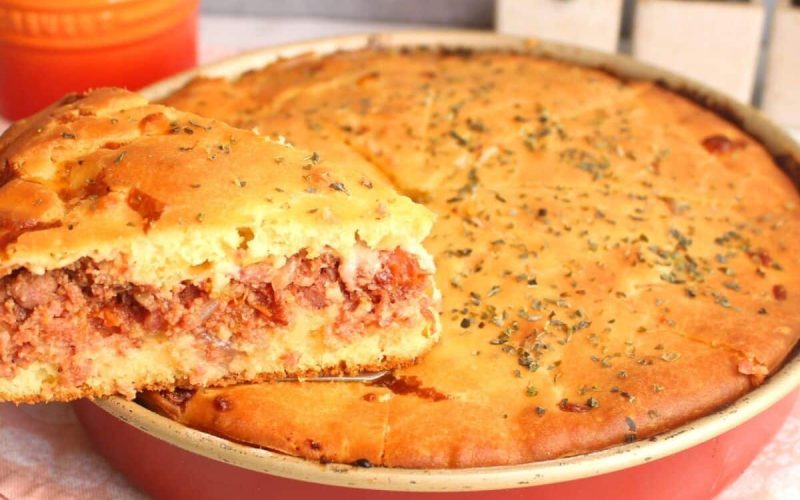 Deliciosa torta de calabresa com queijo cremoso e massa leve preparada no liquidificador