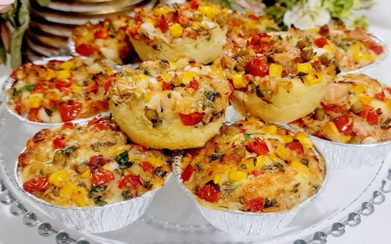 Deliciosa tortinha salgada macia e generosamente recheada, perfeita para o lanche infantil