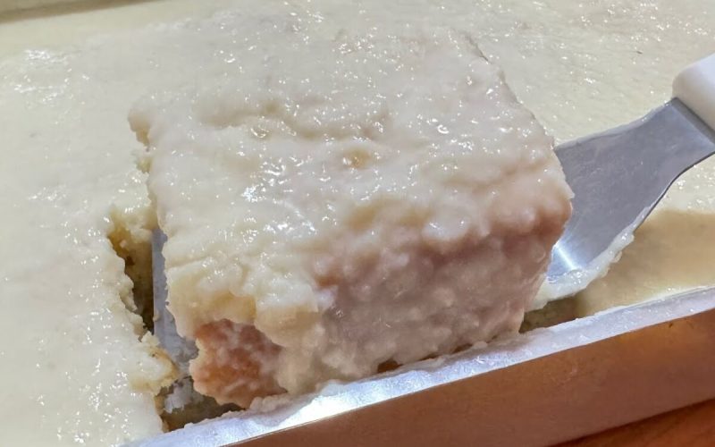 Delícia refrescante: Bolo de coco úmido com cobertura cremosa de leite de coco que conquista a todos