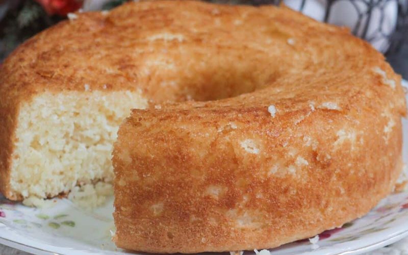 Delicioso bolo de coco úmido, livre de trigo e óleo