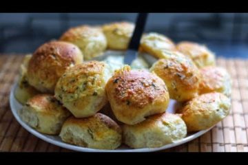 Delicie-se com pão de alho artesanal recheado com um creme exclusivo e generosa camada de queijo derretido, perfeito para impressionar seus convidados.