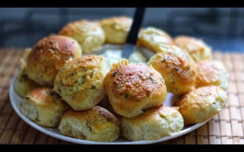 Delicie-se com pão de alho artesanal recheado com um creme exclusivo e generosa camada de queijo derretido, perfeito para impressionar seus convidados.