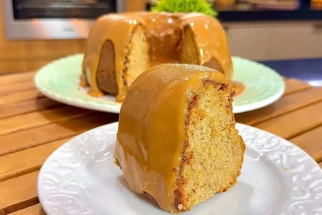 Delicie-se com um bolo churros macio e prático, coberto com uma irresistível camada de doce de leite!