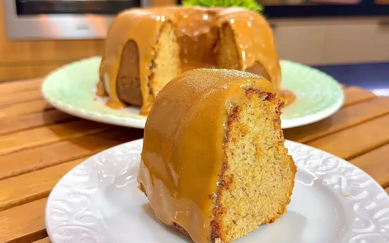 Delicie-se com um bolo churros macio e prático, coberto com uma irresistível camada de doce de leite!