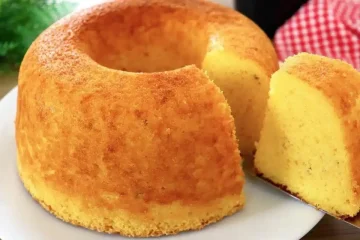 Delícia de bolo de fubá com creme de leite: fofura que derrete na boca!