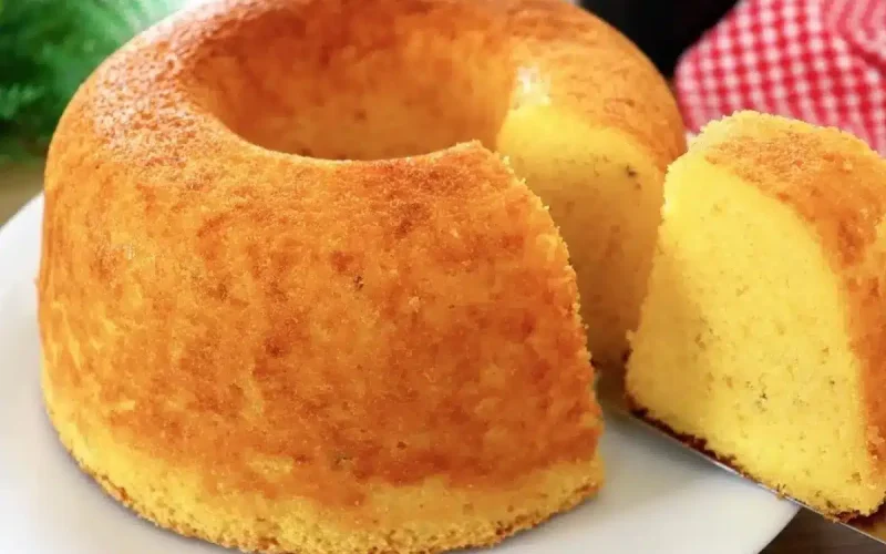 Delícia de bolo de fubá com creme de leite: fofura que derrete na boca!