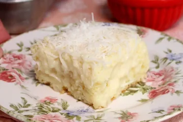 Delícia refrescante: bolo de coco gelado com calda irresistível que conquista a todos