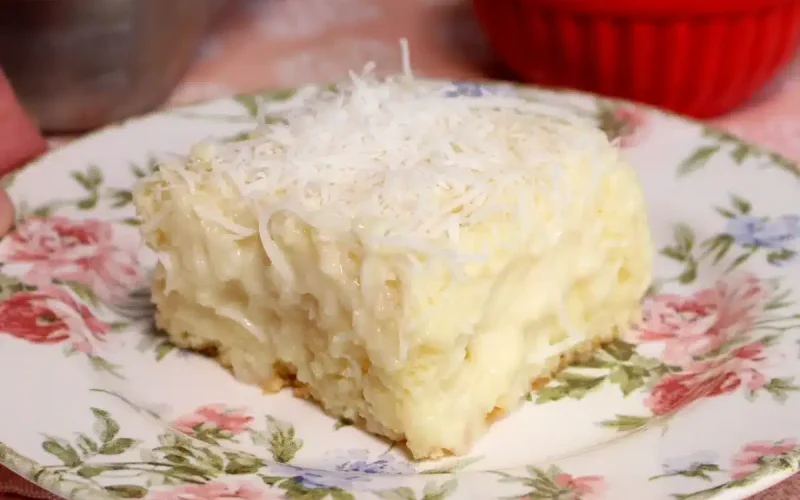 Delícia refrescante: bolo de coco gelado com calda irresistível que conquista a todos