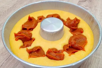 Delicioso bolo de fubá recheado e cremoso, feito sem ovos direto do forno