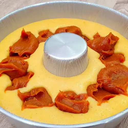 Delicioso bolo de fubá recheado e cremoso, feito sem ovos direto do forno