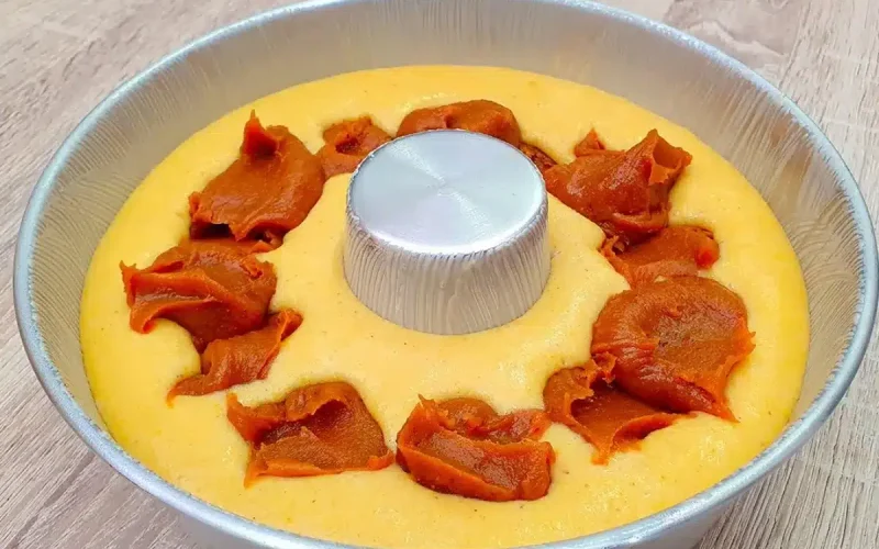 Delicioso bolo de fubá recheado e cremoso, feito sem ovos direto do forno