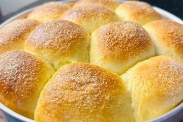 Pãozinho de leite irresistível que se transforma em uma nuvem macia em instantes