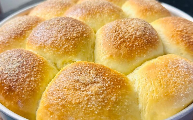 Pãozinho de leite irresistível que se transforma em uma nuvem macia em instantes