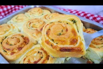 Delicie-se com pão de alho recheado de queijo derretido: perfeito para churrascos ou assados no forno!