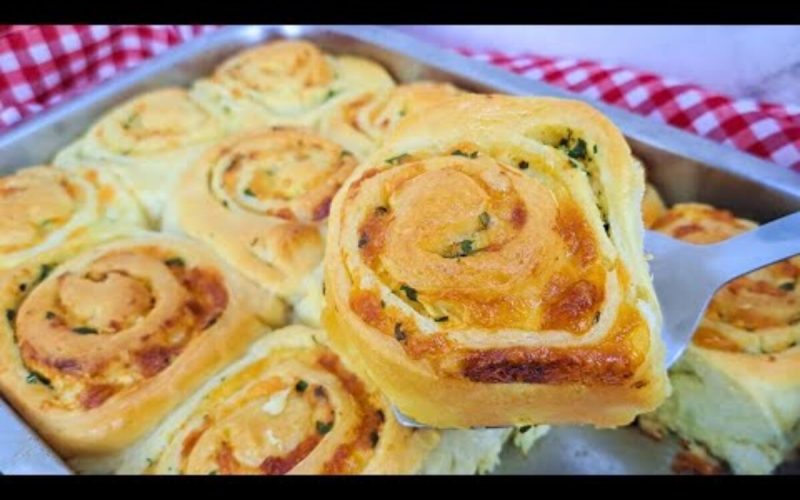 Delicie-se com pão de alho recheado de queijo derretido: perfeito para churrascos ou assados no forno!