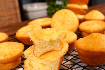 Pão de queijo na batida do liquidificador: crocante por fora e macio por dentro!