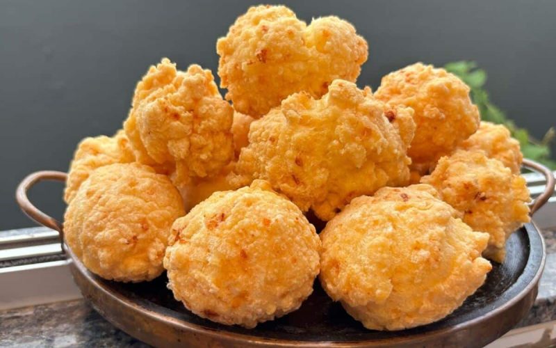 Pão de queijo frito: crocância exterior e maciez interior sem estourar na panela