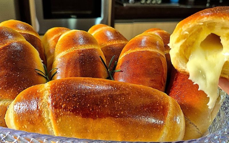 Delicioso pão caseiro recheado de queijo e temperos que vai conquistar seu paladar