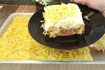 Delícia de torta de salsicha com purê de batata e queijo gratinado que vai conquistar os pequenos