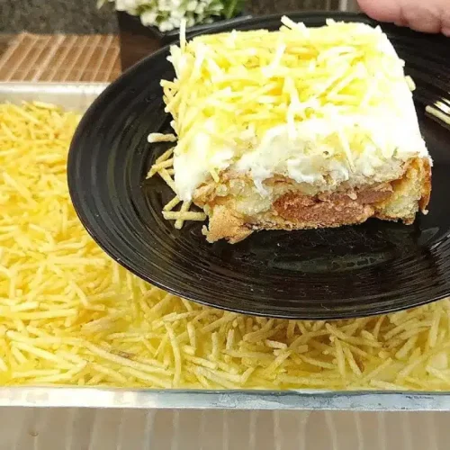 Delícia de torta de salsicha com purê de batata e queijo gratinado que vai conquistar os pequenos