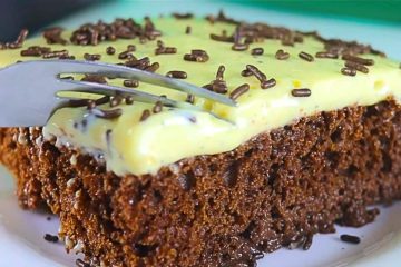 Delícia tropical: bolo de chocolate leve com cobertura cremosa de maracujá