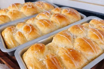 Delicie-se com um pão doce caseiro macio e sua irresistível cobertura de padaria!