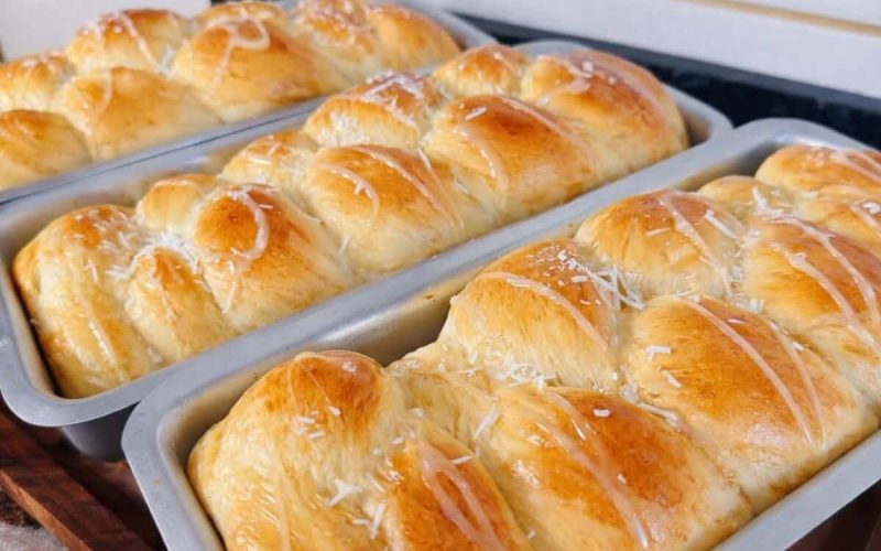 Delicie-se com um pão doce caseiro macio e sua irresistível cobertura de padaria!