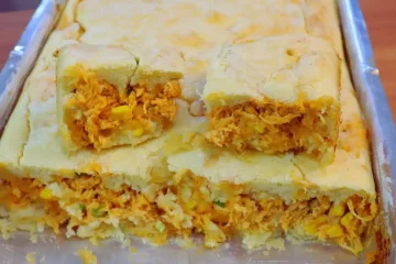 Deliciosa torta de frango feita no liquidificador: massa leve e recheio suculento para o lanche da tarde