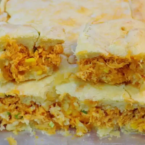 Deliciosa torta de frango feita no liquidificador: massa leve e recheio suculento para o lanche da tarde