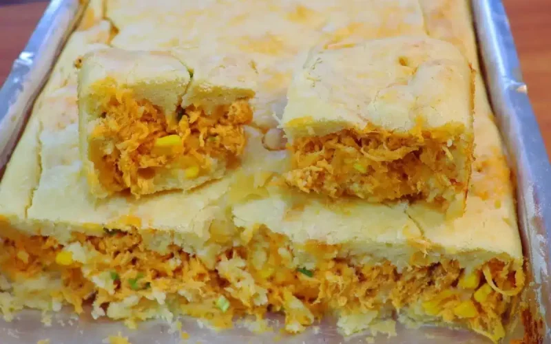 Deliciosa torta de frango feita no liquidificador: massa leve e recheio suculento para o lanche da tarde