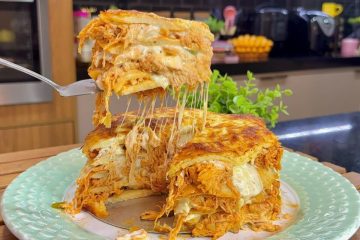 Deliciosa torta de frango cremosa no liquidificador com massa leve e recheio suculento