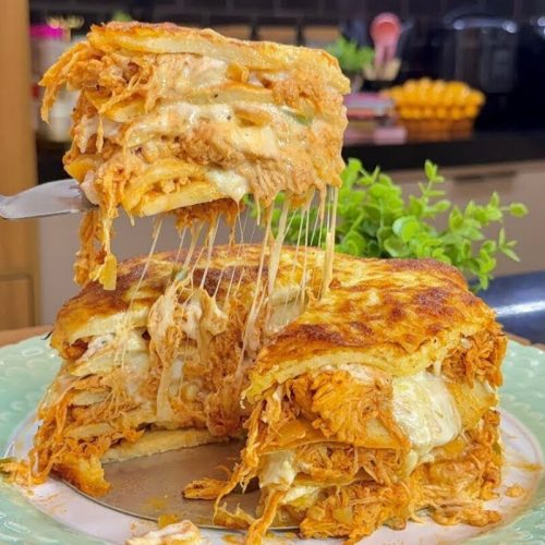 Deliciosa torta de frango cremosa no liquidificador com massa leve e recheio suculento