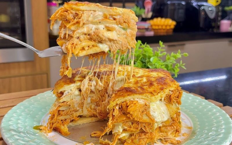 Deliciosa torta de frango cremosa no liquidificador com massa leve e recheio suculento