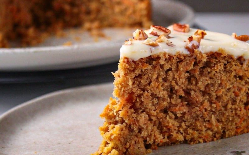Delicioso bolo de cenoura sem glúten com cobertura de chocolate, a sobremesa ideal para celebrar o Dia dos Pais