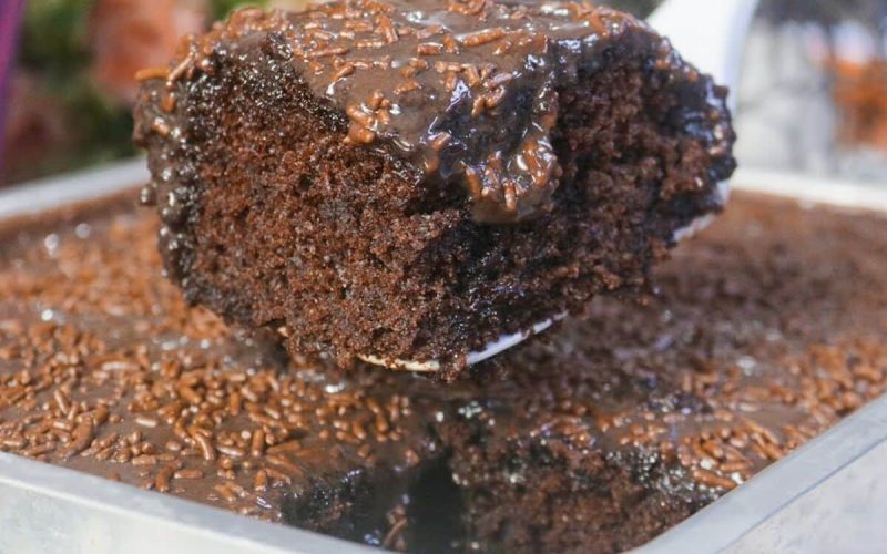 O irresistível bolo de chocolate quentinho que derrete na boca e é ideal para todas as celebrações