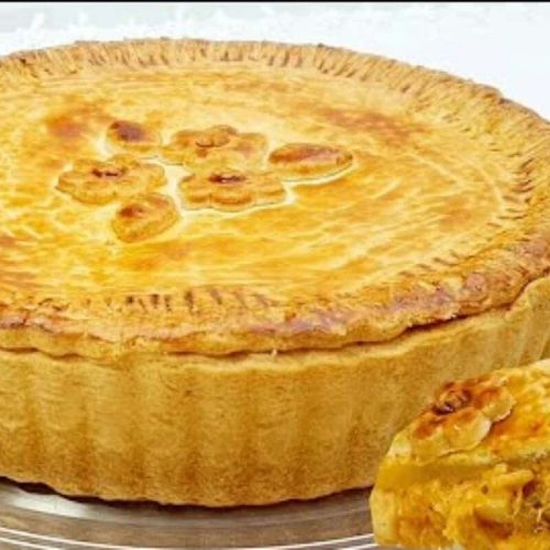 Empadão de frango irresistível: uma massa suave que encanta, perfeito para celebrar o Dia dos Pais