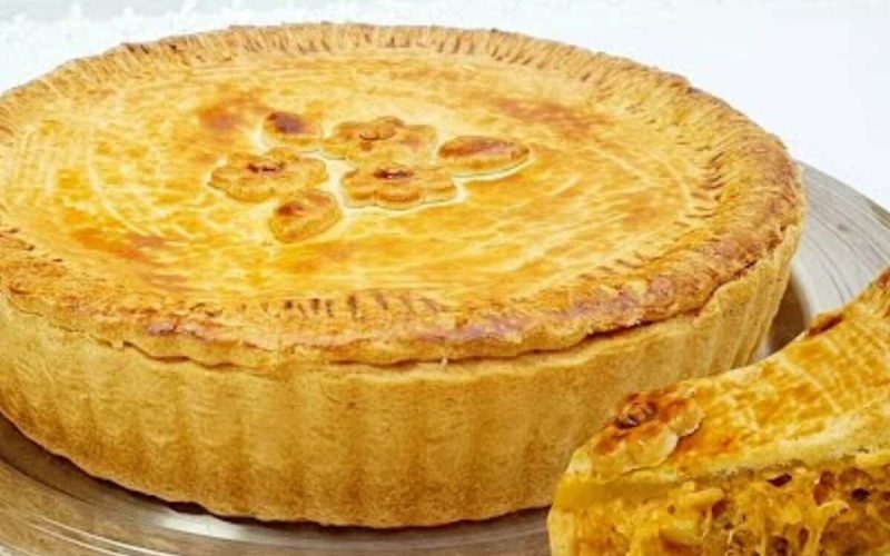 Empadão de frango irresistível: uma massa suave que encanta, perfeito para celebrar o Dia dos Pais