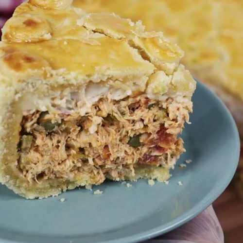 Empadão de frango: uma massa leve que se desmancha na boca e um recheio incrivelmente cremoso