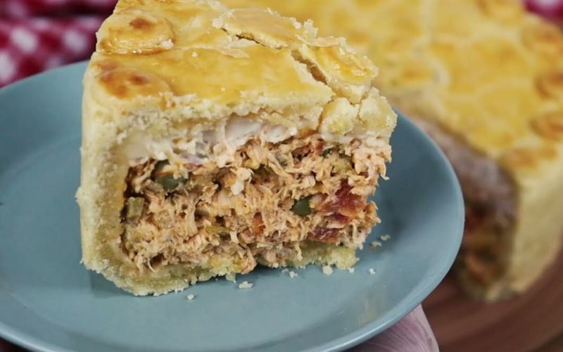 Empadão de frango: uma massa leve que se desmancha na boca e um recheio incrivelmente cremoso