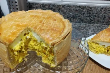 Delicioso empadão de frango com massa irresistível e recheio suculento que derrete na boca